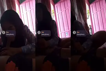 Kemesraan Sejoli Di Ruang Tamu Rumah