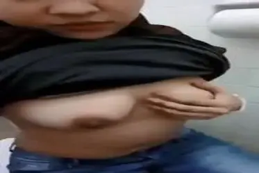 Ukhti Jilbab Hitam Sendirian Di Kamar Mandi